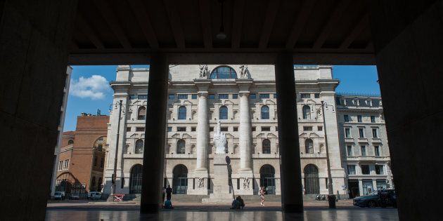 Piazza Affari in rialzo, spread in calo