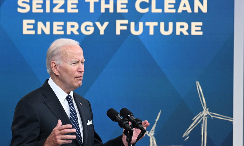 Biden chiede di sospendere le tasse sulla benzina per i prossimi 3 mesi