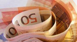 Come recuperare i soldi da banca o Posta nel caso di truffa online e come fare la denuncia senza errori