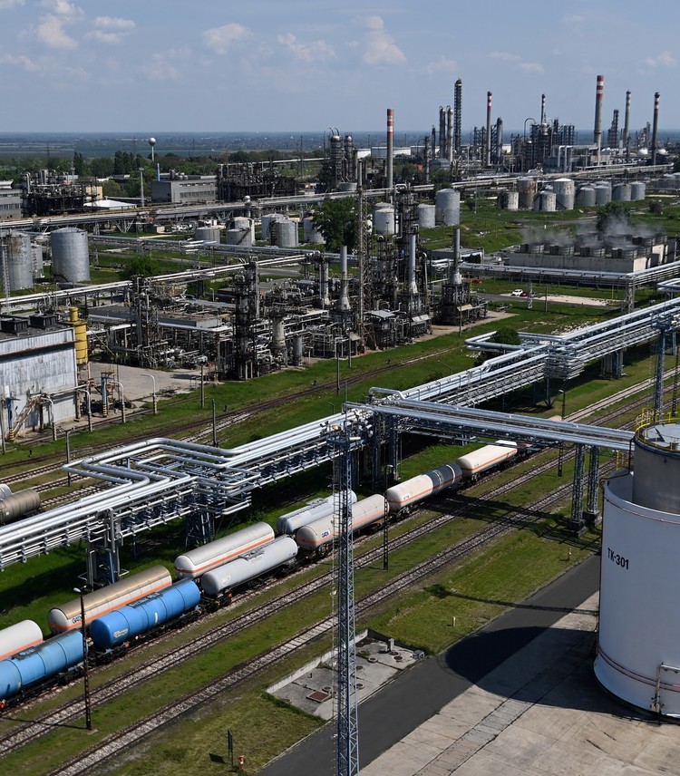 Cresce la domanda di benzina e gasolio, raffinerie in affanno in tutto il mondo