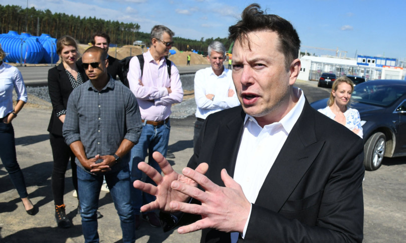 Elon Musk blocca le assunzioni a Tesla e pensa a tagliare l’organico del 10%