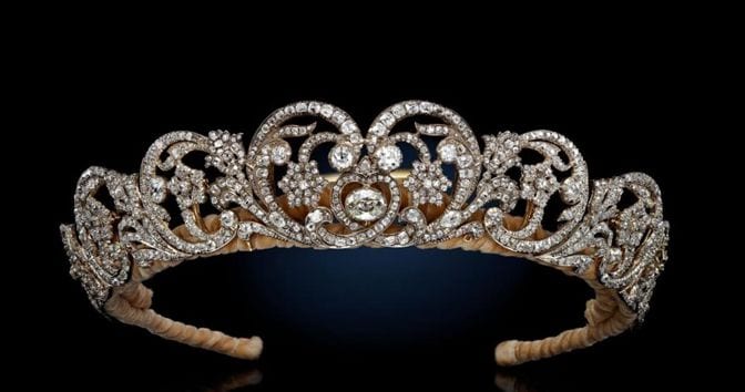 Il potere in testa: Sotheby’s omaggia la regina Elisabetta con una mostra di tiare reali