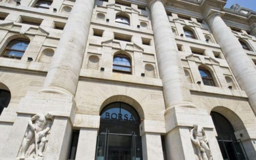 Piazza Affari in calo, lettera su Cnh e Stellantis