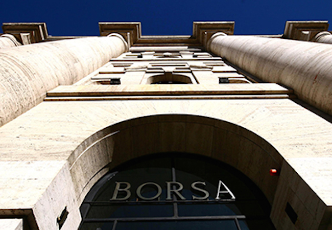 Piazza Affari in rosso, forte calo per lo spread