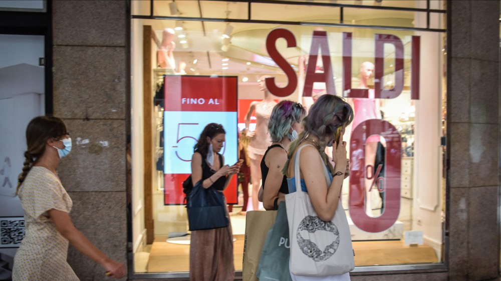 È iniziata la stagione dei saldi estivi