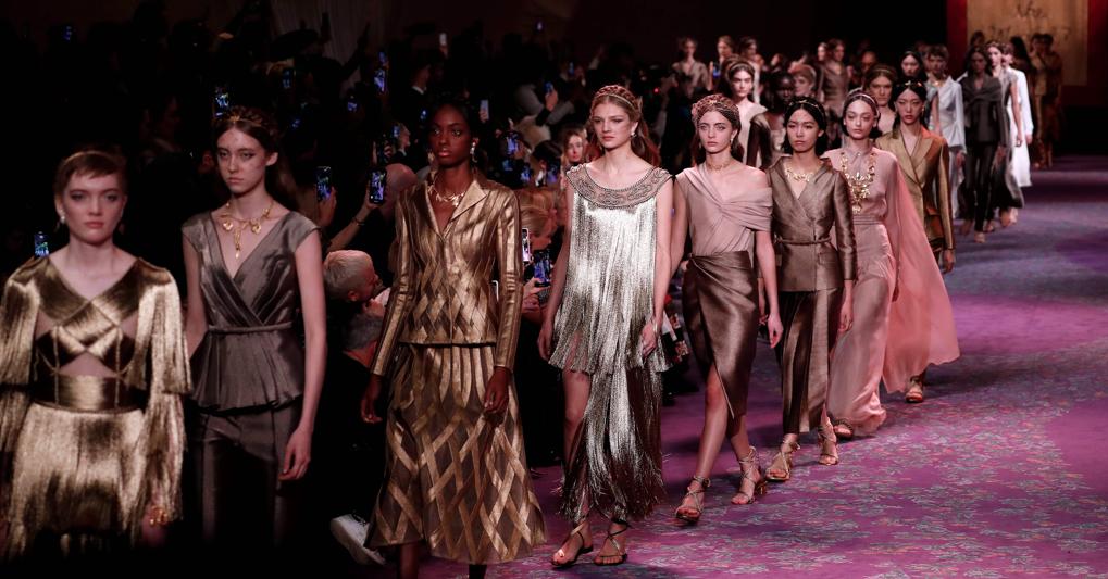 L’alta moda Schiaparelli in passerella e in mostra, Dior celebra l’arte del ricamo