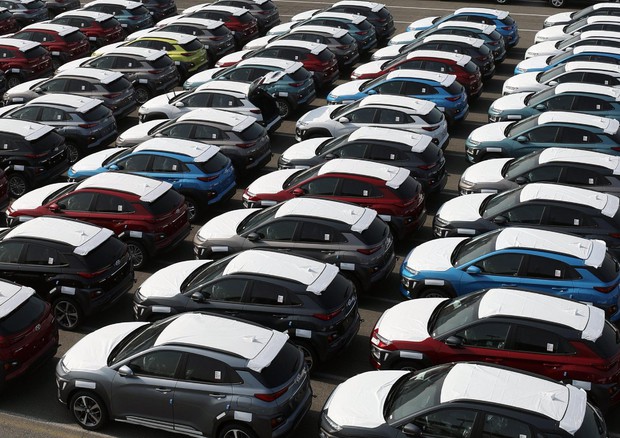 Nuovo tonfo del mercato delle auto in Italia, -15% a giugno. Nel primo semestre -22,7% 