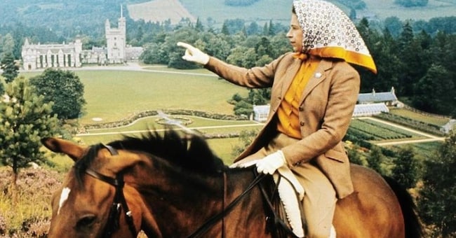 Addio alla Regina Elisabetta II: la moda omaggia la sovrana icona di stile