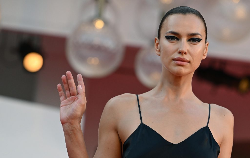 Venezia, le tendenze make up delle dive fra occhi felini, labbra lucenti e acconciature preziose