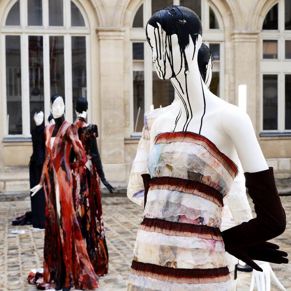 Bonaveri | Nero e brillantezza: la nuova collezione di Olivier Theyskens alla Parigi Fashion Week