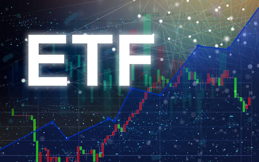 500 miliardi di dollari affluiscono negli ETF statunitensi nonostante il calo del mercato
