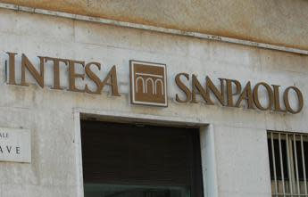 Intesa Sanpaolo, utile di 3,28 miliardi dopo rettifiche su Russia
