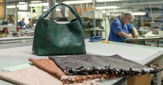 Lusso, il 78% della moda è made in Italy ma il valore aggiunto va oltre confine