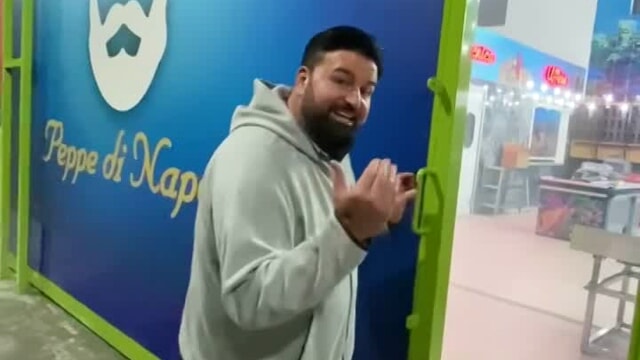 Peppe Di Napoli inaugura a Pianura la pescheria più grande d’Italia