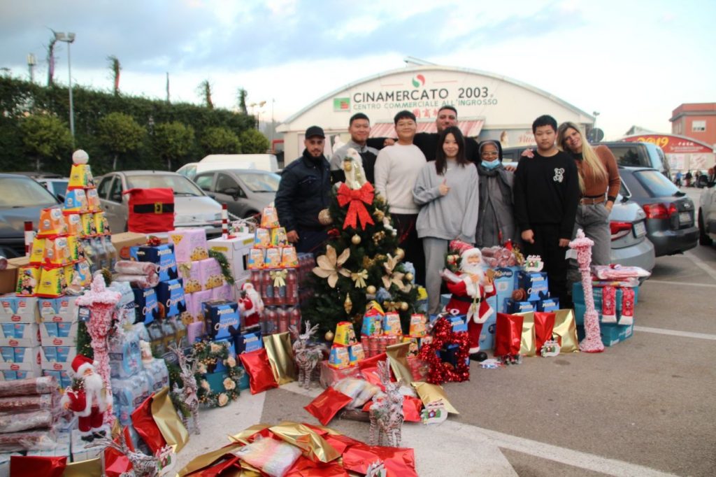 La comunità cinese spegne le luci natalizie per accendere la solidarietà