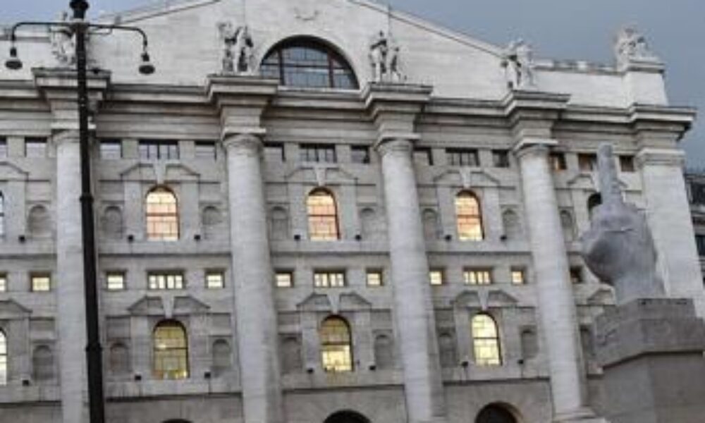 Borsa Milano oggi, Fed e Bce non mollano la stretta: Piazza Affari in parità