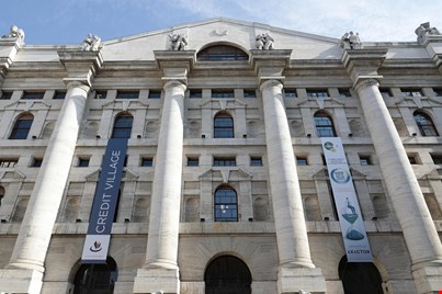 Borsa Milano oggi, annunciati nuovi aumenti dei tassi ma Piazza Affari è in rialzo