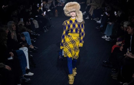 Burberry, Daniel Lee al debutto non soprende