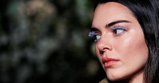 In passerella sguardi intensi tra effetto «nude» e pennellate di colore