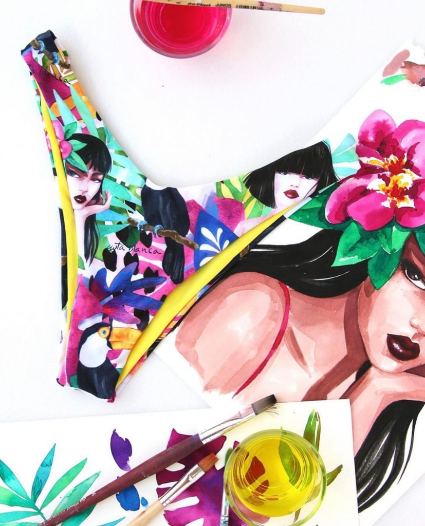 Napoli – Due giovani artisti realizzano quadri sui costumi da bagno