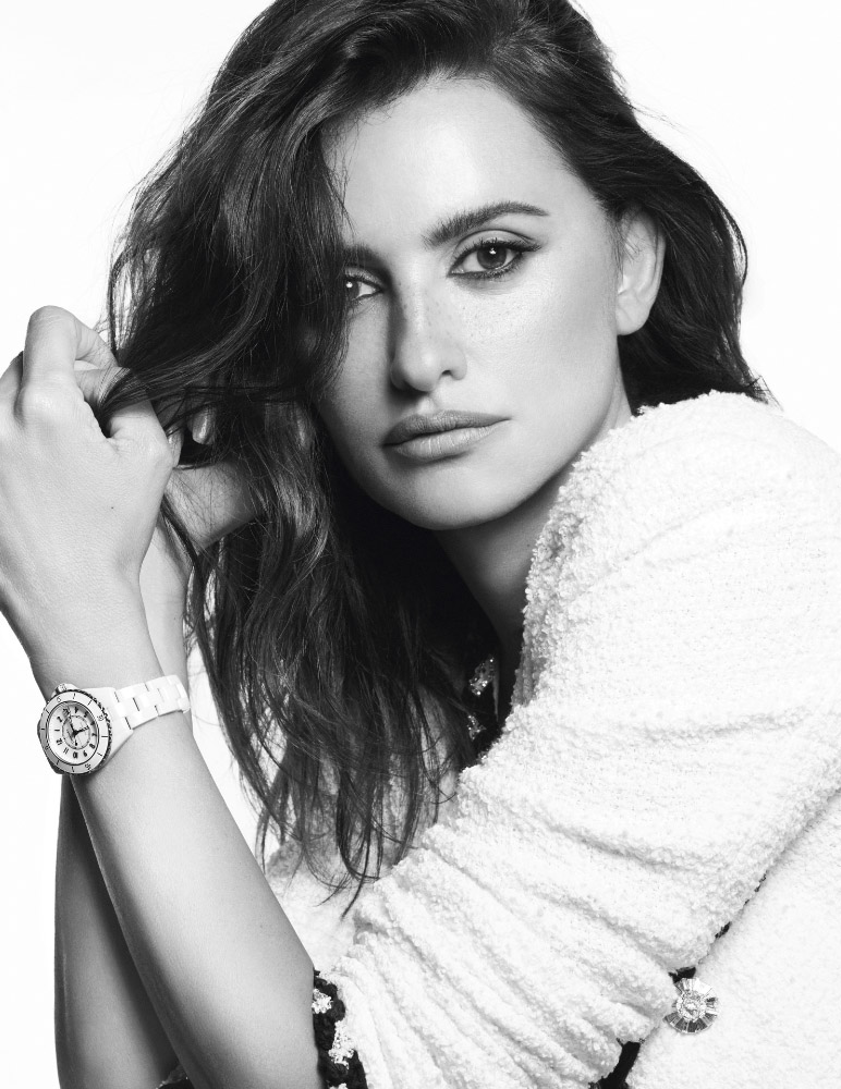 Penélope Cruz è nuova musa della campagna Chanel J12 “It’s all about seconds”