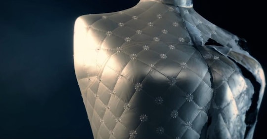 Retroscena e biografie, i titoli per scoprire l’industria della moda in streaming