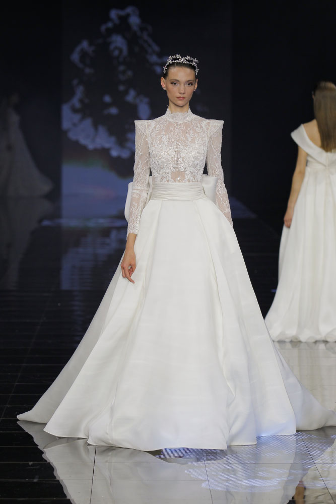 Atelier Pronovias ha presentato alla BBFW la sua nuova collezione di alta moda “Seasons of Light”