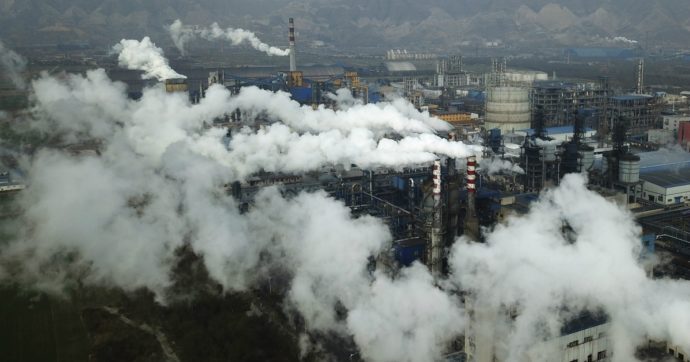 Clima, ok dell’Ue alla riforma delle quote di emissione e alla carbon tax alle frontiere. Le ong: “Troppo poco e troppo tardi”