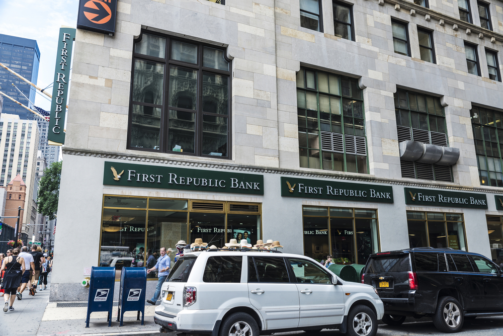 Il crollo della First Republic Bank (FRC) è in corso mentre la FDIC cerca soccorso