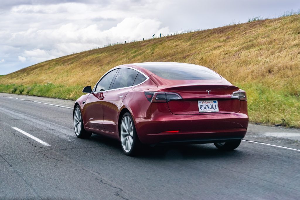 Il titolo Tesla è il “più grande beneficiario” dell’intelligenza artificiale: Cathie Wood