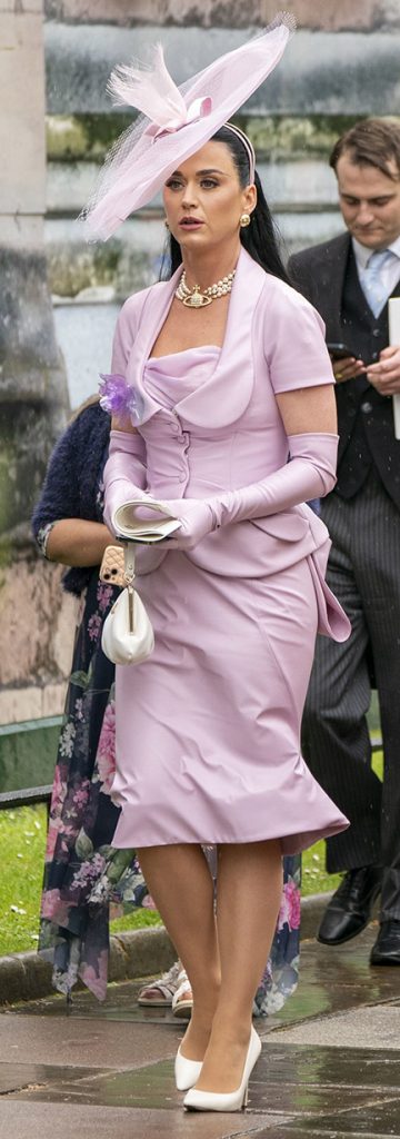Katy Perry in Vivienne Westwood in occasione dell’incoronazione di Re Carlo III