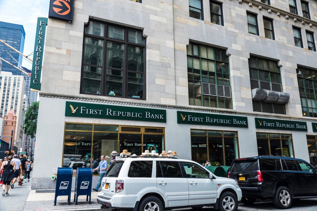 La First Republic Bank potrebbe avere un nuovo proprietario entro lunedì