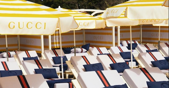 Da Mykonos a Taormina, la moda firma anche la spiaggia