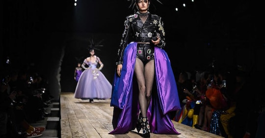 Moschino sfila a Milano per festeggiare i 40 anni