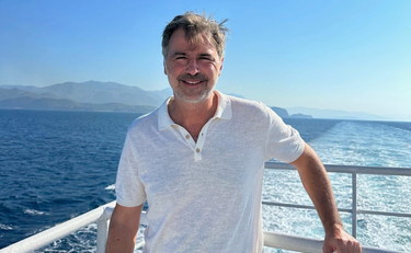 Beppe Convertini torna su Rai1 con “Azzurro…Storie di mare”