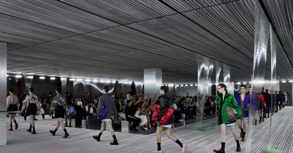 Il gruppo Prada cresce del 20% a 2,32 miliardi, corrono i marchi Prada e Miu Miu