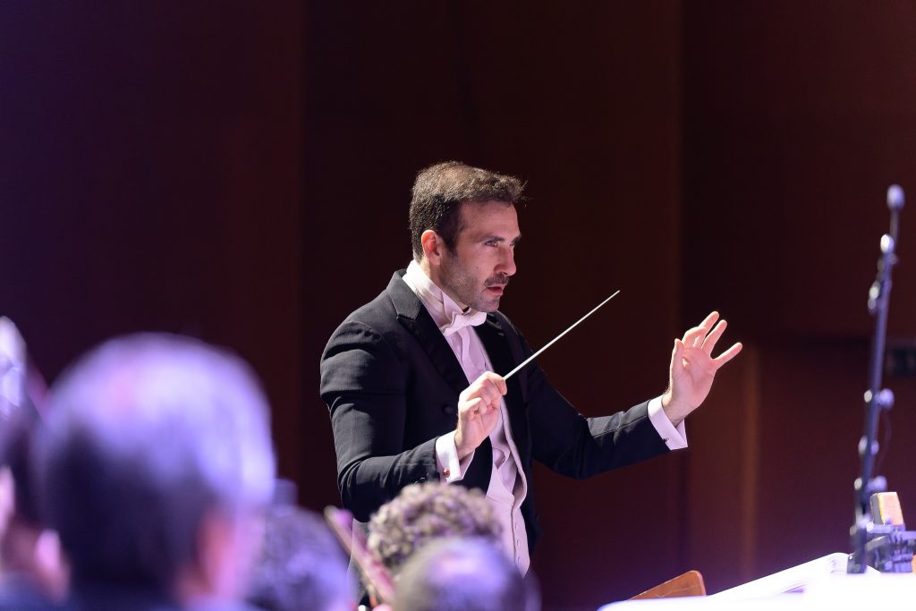 Il pop latino di Ricky Martin incontra la bacchetta di Jacopo Sipari