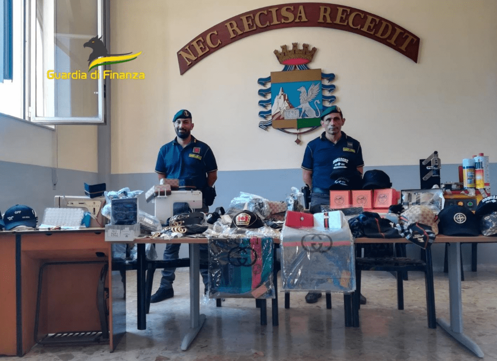 NAPOLI: LOTTA ALLA CONTRAFFAZIONE ED AL COMMERCIO ABUSIVO NELLE VIE CENTRALI DI NAPOLI