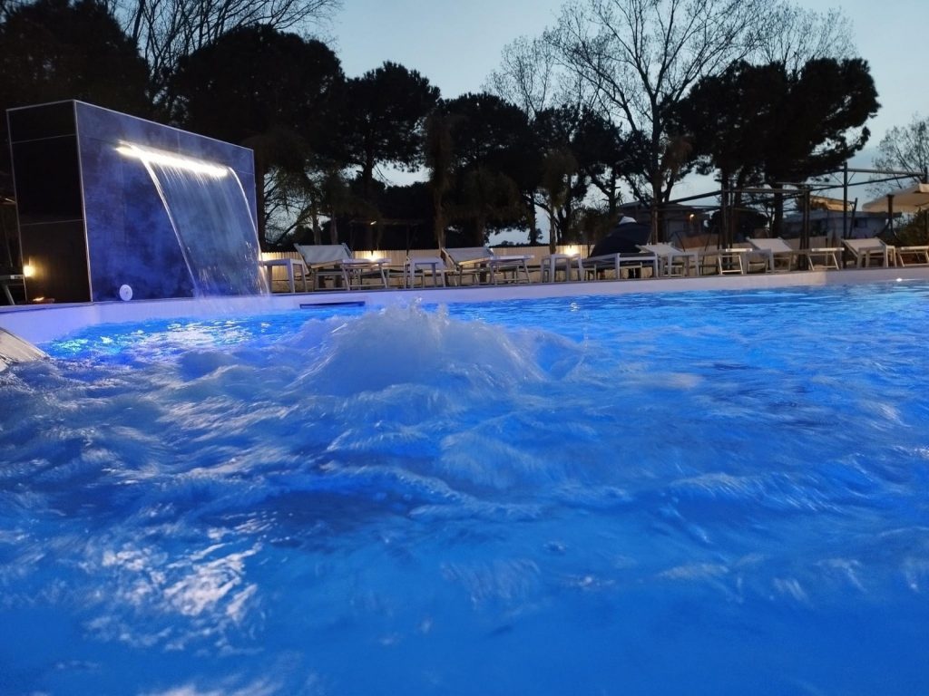 Aspettando il Ferragosto all’Hotel Cristallo con la comicità di Peppe Sannino