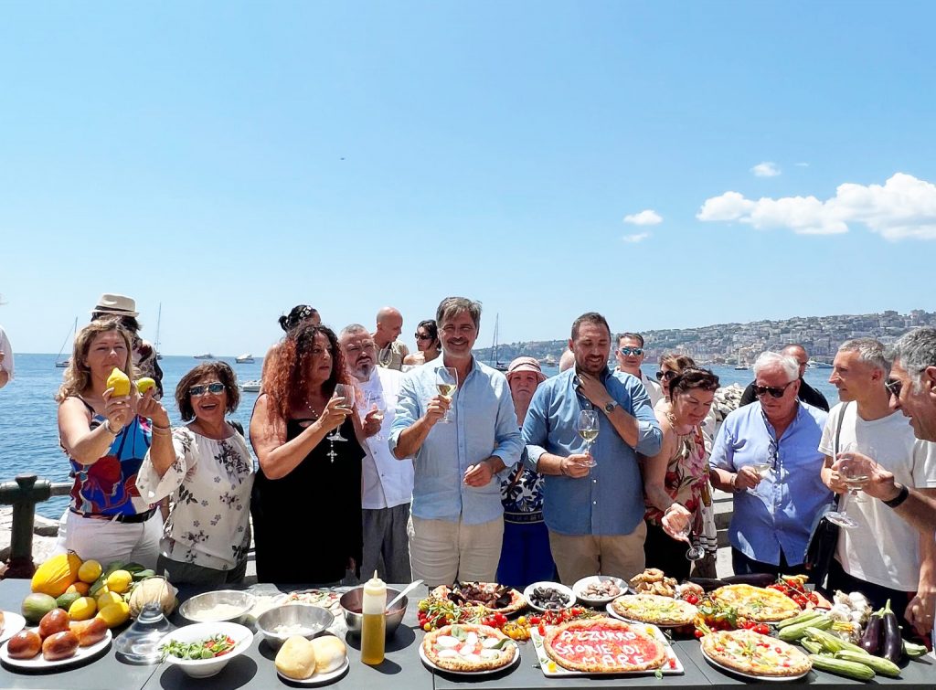 Domenica su Rai1 torna “Azzurro…storie di mare” e riparte da Napoli