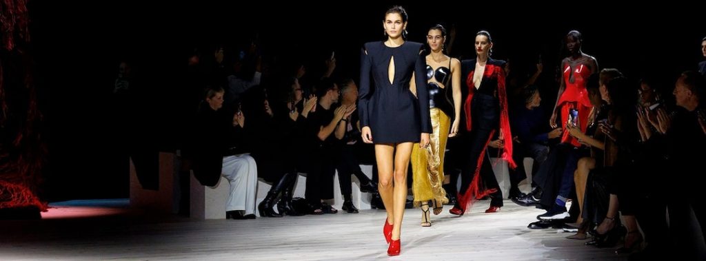 Alexander McQueen, l’addio di Sarah Burton è sublime. Il lusso quieto secondo Hermès