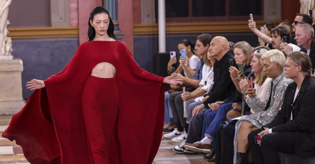 Valentino, collezione fresca e oltre i cliché.  La tribù di Demna sfila da Balenciaga