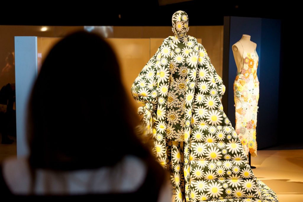 “Memorabile. Ipermoda”, al Maxxi di Roma si indaga il senso contemporaneo della moda