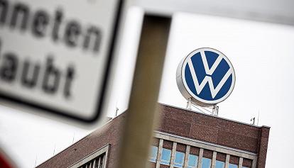 Volkswagen di fronte alla crisi: negoziati cruciali sui salari per evitare scioperi storici in Germania