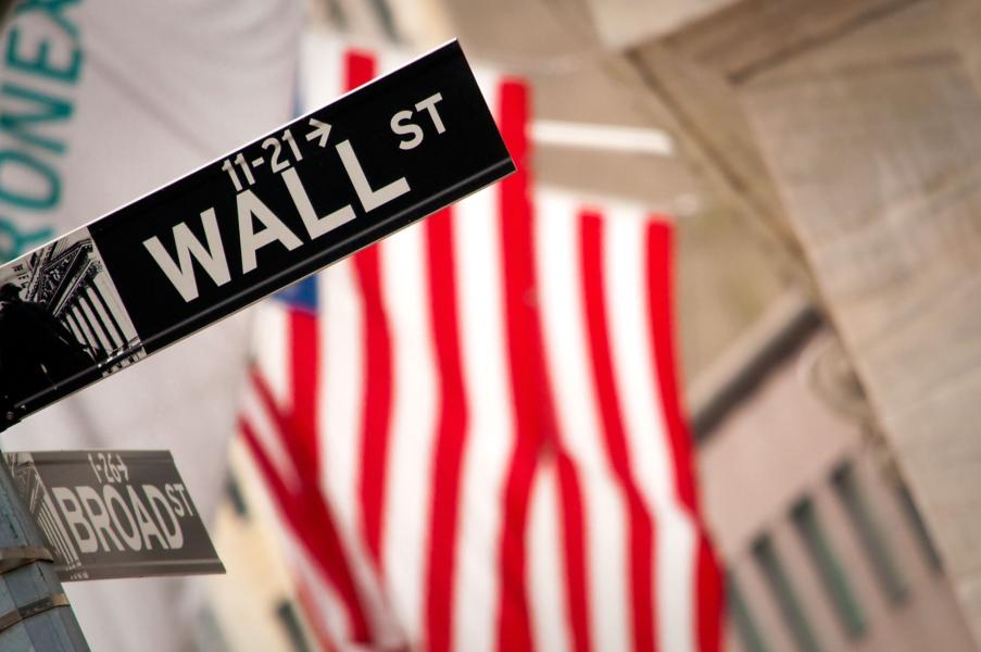 Il Dow Jones crolla di oltre 2.000 punti dopo che la Cina impone dazi di ritorsione; i titoli tecnologici guidano il crollo di Wall Street.