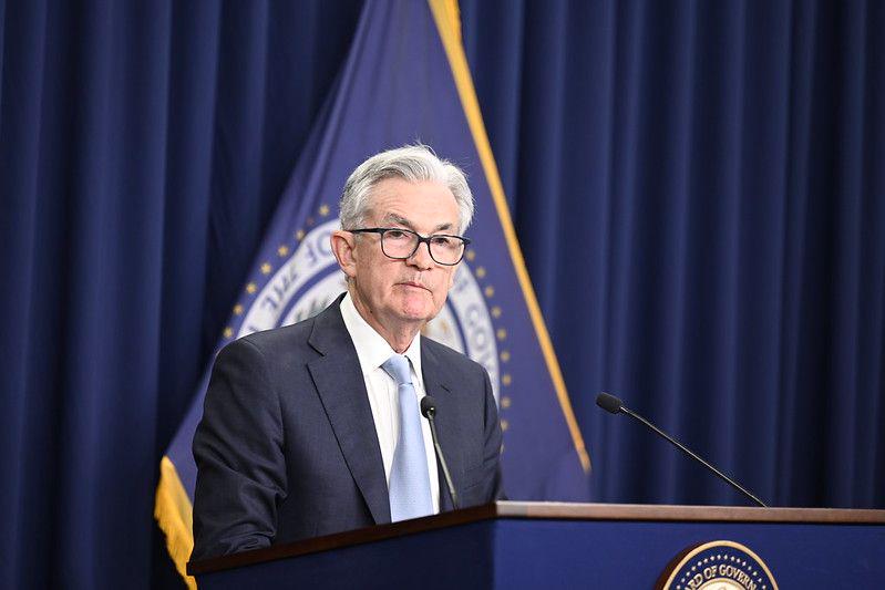 Powell avverte che le forti tariffe di Trump potrebbero innescare un’inflazione più alta e rallentare la crescita degli Stati Uniti.