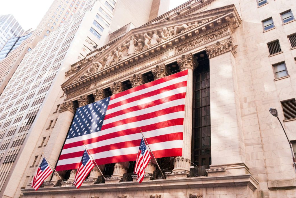 S&P e Nasdaq in rialzo in attesa di chiarimenti sui dazi statunitensi; Johnson & Johnson in calo, PVV Corp in forte aumento.